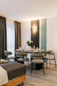 ワルシャワにあるORSO Rooms & Apartments LoftAffair Collectionのダイニングルーム(テーブル、椅子付)