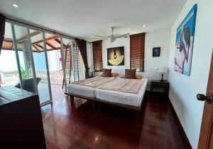 una camera con un grande letto di Surin Sabai Condo - Phuket a Surin Beach