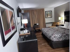 um quarto de hotel com uma cama e uma secretária em AmeriVu Inn em Park Falls