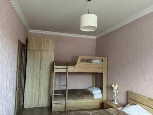 um quarto com 2 beliches e um candeeiro em Villa Borjomi em Borjomi