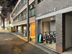 un edificio con un montón de equipos de gimnasia en una calle en マルチステイ大阪京橋21 en Osaka