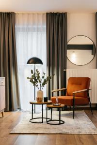 un soggiorno con sedia e tavolo di ORSO Rooms & Apartments LoftAffair Collection a Varsavia