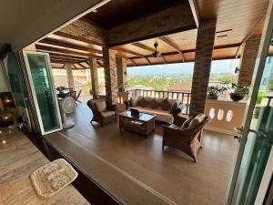 sala de estar con sofá y sillas en el balcón en Surin Sabai Condo - Phuket en Surin Beach