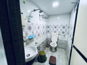 a bathroom with a toilet and a sink at FabHotel Lake View I in Dabhoi +10 photos