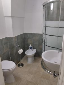 łazienka z toaletą, bidetem i umywalką w obiekcie Casa Vacanze Le Doi Salentine w mieście Parabita