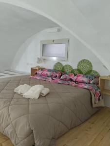 Un dormitorio con una cama grande con almohadas. en Casa Vacanze Le Doi Salentine en Parabita