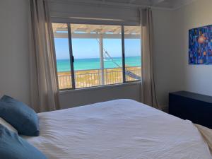 מיטה או מיטות בחדר ב-Ospreys View - Relaxed Coastal Vibe