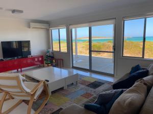 sala de estar con vistas al océano en Ospreys View - Relaxed Coastal Vibe, en Lancelin