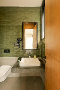 bagno con lavandino e specchio di The Banyan Tree Villa A4 by Stay ALYF, Siolim a Siolim