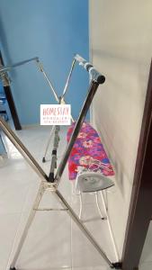丹那美拉Homestay Mohd Aizri Bukit Gading的椅子上,有标牌在房间里 更多1张照片