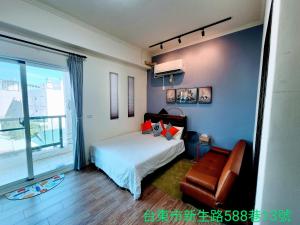 台東市的住宿－別有洞天包棟電梯民宿，卧室配有床、椅子和窗户。