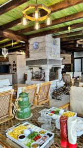 a dining room with a table with plates of food at CAPPANAR CAVE HOTEL in Nar