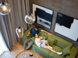 Телевизор и/или развлекательный центр в Secana Beachtown Resort & Residences
