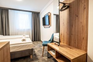 Pokój hotelowy z łóżkiem i biurkiem w obiekcie Pirat Hotel & SPA-hotel z basenem w Olsztynie