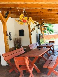 einen großen Holztisch und Stühle in einem Zimmer in der Unterkunft Aranyfürt Vendégház in Tokaj