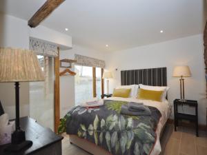 a bedroom with a large bed with yellow pillows at 3 Bed in Leominster 50517 in Pencombe