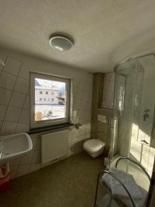 Gästehaus Hoamat'l في باخ: حمام مع مرحاض ومغسلة ونافذة