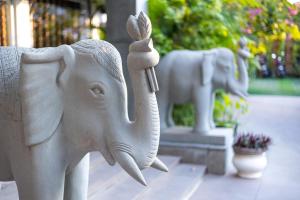 een standbeeld van een olifant dat naast andere standbeelden staat bij Two Seasons Siem Reap Hotel in Siem Reap