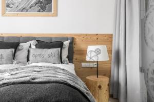 a bedroom with a bed and a table with a lamp at Villa 11 Folk & Design in Zakopane