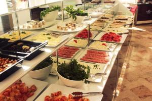 ein Buffet mit vielen verschiedenen Speisen in der Unterkunft Nagidos Hotel in Bozyazı