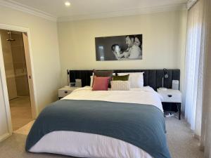 Un dormitorio con una cama grande con almohadas. en Luxury Family Holiday Rental On the Mornington Peninsula, en Frankston South 29 fotos más