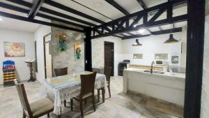 a kitchen and dining room with a table and a sink at Casa Vacacional en Condominio Via Melgar-Carmen de Apicalá in Melgar