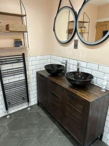 a bathroom with two sinks and a mirror at Ivy Villa in Trench