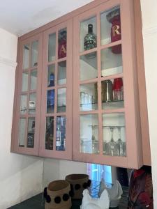 Ivy Villa في Trench: خزانة خشبية مع أبواب زجاجية في الغرفة