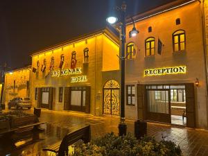 una luz de la calle frente a un edificio por la noche en Tas Konak Hotel en Gaziantep