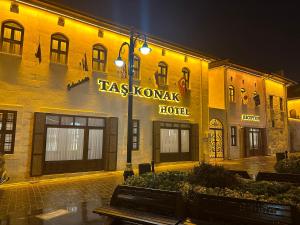 Tas Konak Hotel في غازي عنتاب: مبنى عليه لافته تقول فندق تاكسكي