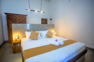 Voodi või voodid majutusasutuse Aki Luna Lagoon Resort Hikkaduwa toas