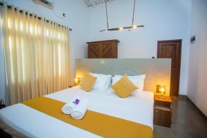 Voodi või voodid majutusasutuse Aki Luna Lagoon Resort Hikkaduwa toas
