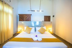 Voodi või voodid majutusasutuse Aki Luna Lagoon Resort Hikkaduwa toas