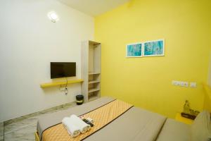 A bed or beds in a room at Twinn Waves Calicut