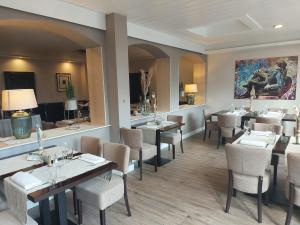 een eetkamer met tafels en stoelen in een restaurant bij Hotel-Restaurant Ammertmann in Gronau