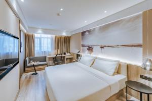 惠陽市的住宿－惠州惠阳高铁站亚朵酒店，一间带大床的卧室和一间客厅