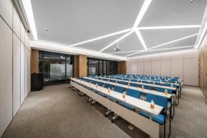 a lecture hall with rows of blue chairs at Atour Hotel Chongqing Nan'an Tea Garden New Area in Chongqing +1 photo