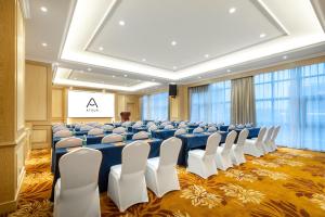 寶安的住宿－深圳宝安机场航城亚朵X酒店，一个带椅子和投影屏幕的会议室