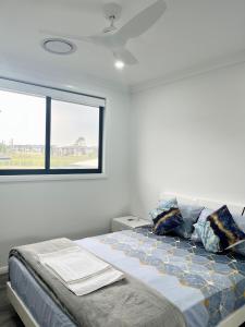 1 dormitorio con 1 cama grande y ventana en Comfy Queen Bed - Private Bath en Schofields