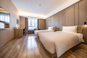 Postel nebo postele na pokoji v ubytování Atour Hotel Xujiahui Meiying