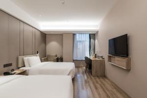 TV a/nebo společenská místnost v ubytování Atour Hotel Xujiahui Meiying