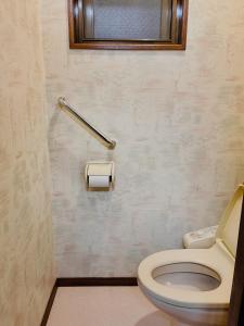 a bathroom with a toilet and a window at Nagoya Mikiya 独栋3卧室2卫生间2浴室 名古屋站走路600m in Nagoya