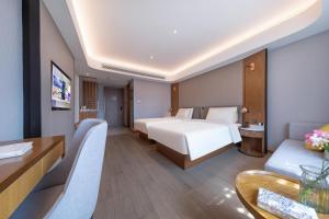 Cette chambre comprend un lit et un bureau. dans l'établissement Atour X Hotel Beijing Yonghe Temple Hepingli, à Pékin