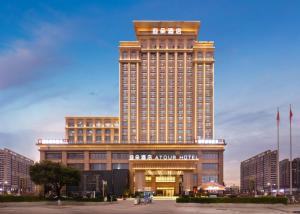 een groot gebouw met een bord erop bij Atour Hotel Dongguan Fenggang in Qinglinjing