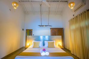Postel nebo postele na pokoji v ubytování Aki Luna Lagoon Resort Hikkaduwa