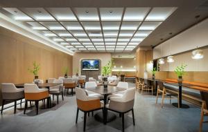 a restaurant with tables and chairs in a room at Atour Hotel Chengdu Wuhou West Intelligent Valley in Chengdu