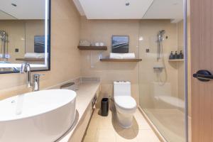 La salle de bains est pourvue d'un lavabo, de toilettes et d'une douche. dans l'établissement Atour X Hotel Shenzhen Luohu Sungang Baoneng Center, à Shenzhen