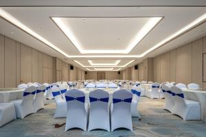 a conference room with white tables and chairs at Atour Hotel Foshan Chancheng Zhangcha in Foshan
