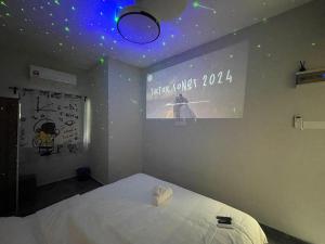 Postel nebo postele na pokoji v ubytování R8 Hotel-style Room With Projector #1min Walk to Ksl City Mall