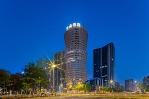 重慶的住宿－重庆北站亚朵酒店，夜晚在城市的高楼